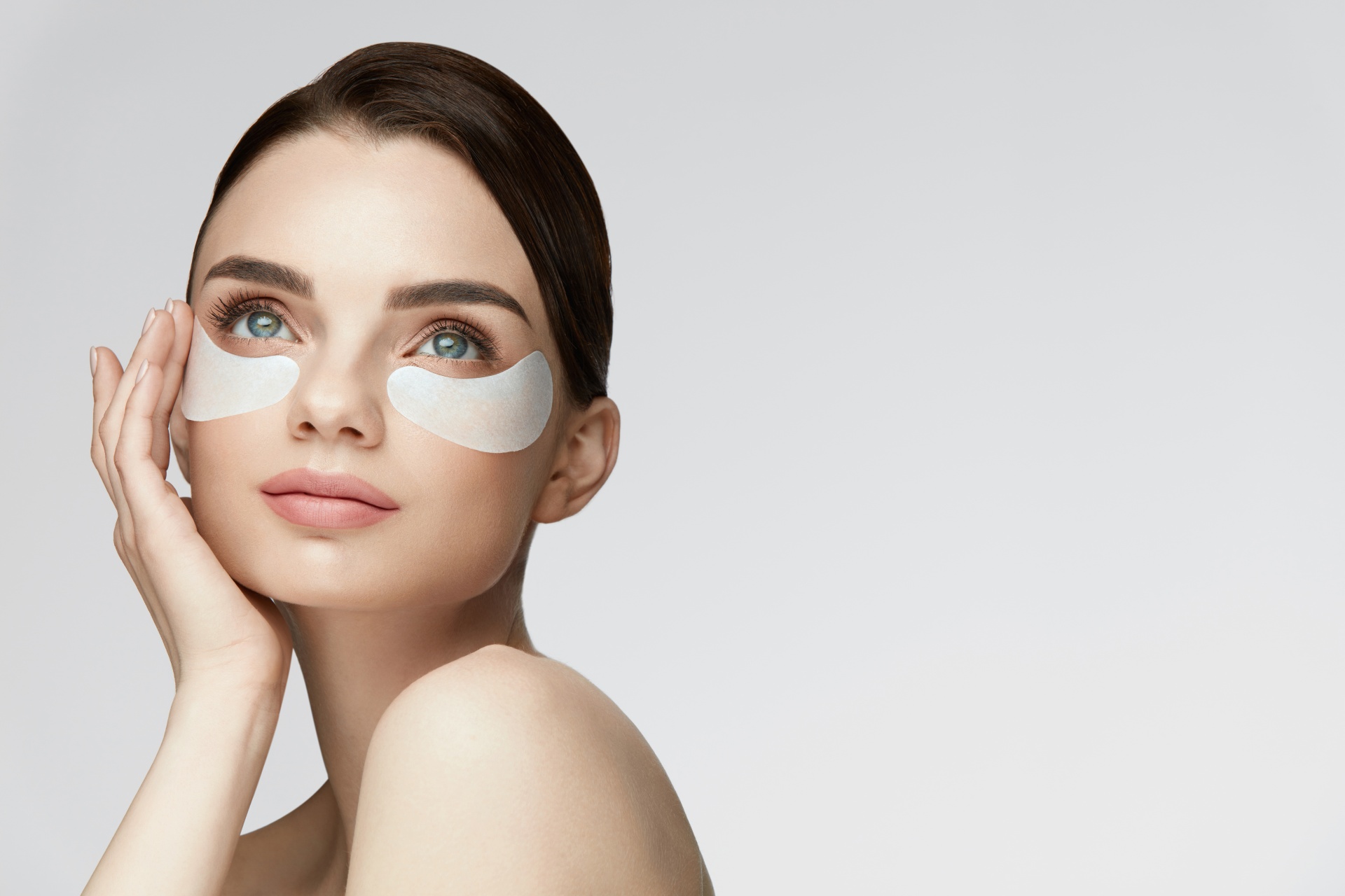 Принципы домашнего ухода за кожей вокруг глаз