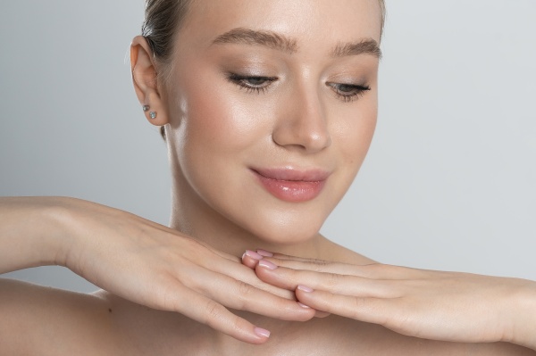 Карбоновый пилинг - особенности, показания и риски