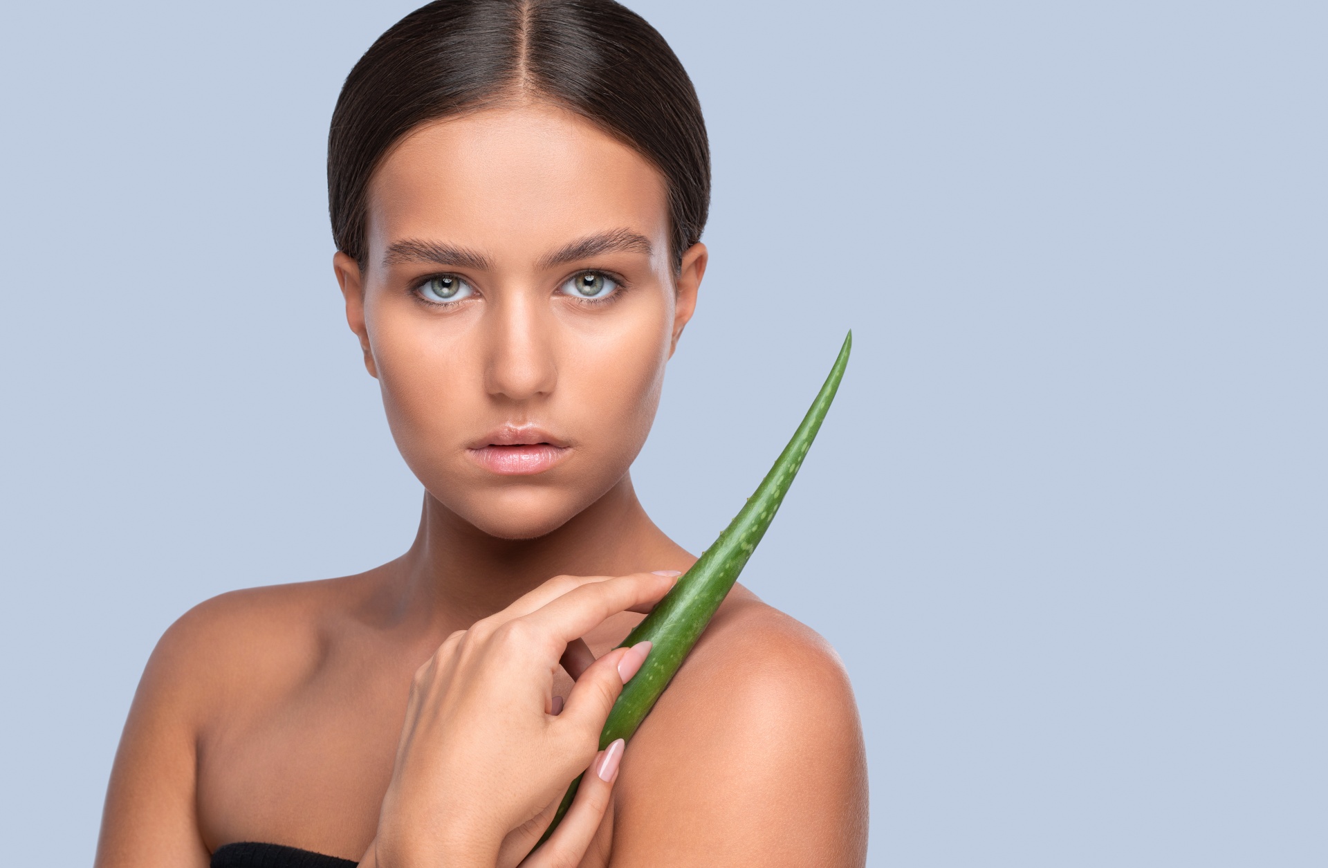 Одна бровь выше другой