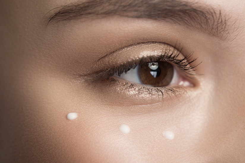 Как построить домашний уход за кожей вокруг глаз